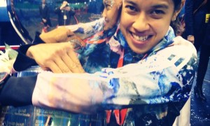 Nicol David embracing her 8th World Championship Award